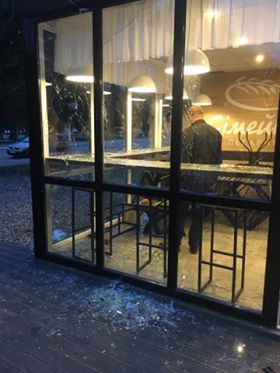 Побили вікна у кафе і двері АТБ. О 5-й ранку…