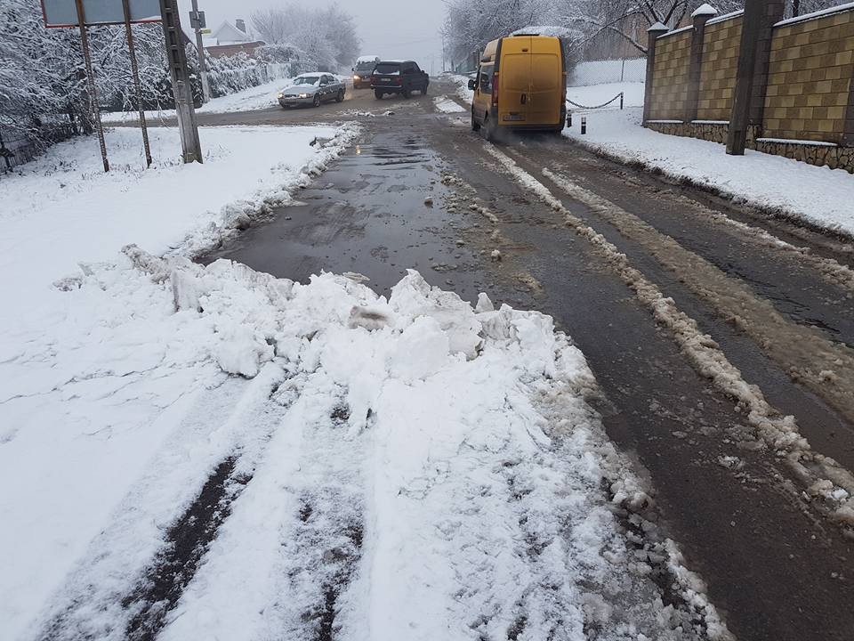 Згорнули сніг від виконкому – й закидали всю дорогу на Зеленій!