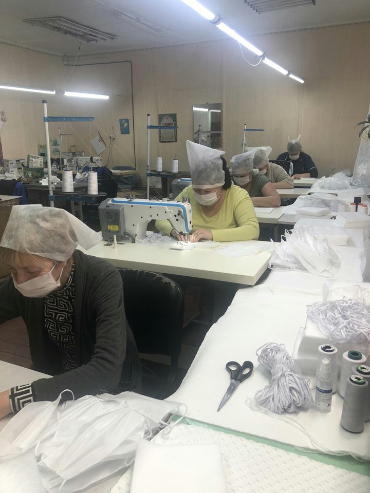 Як шиють маски в Нововолинську